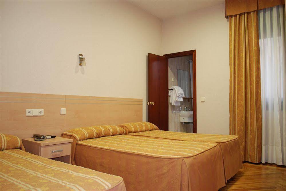 Hostal Avenida Madri Exterior foto